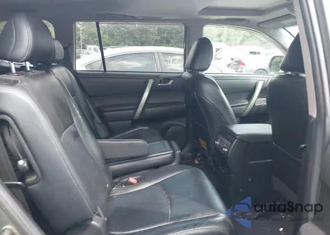 2013 Toyota Highlander Se V6 z USA, uszkodzony, nr VIN 5TDBK3EH3DS180662